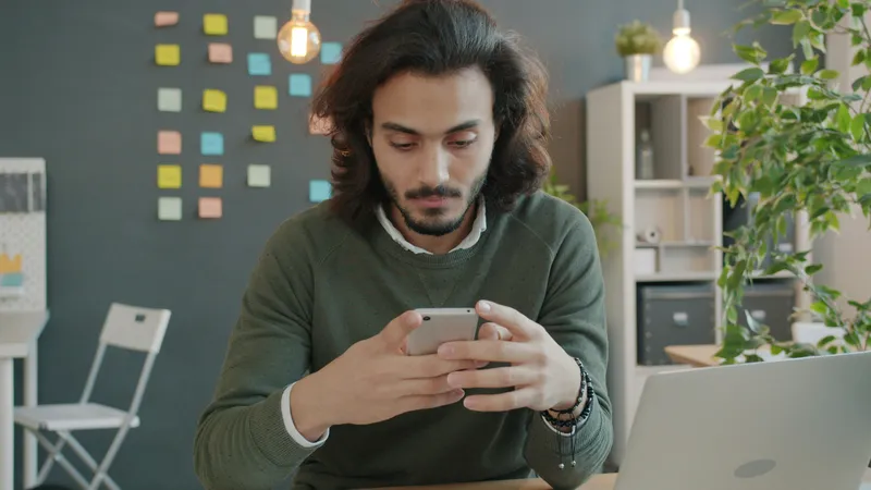Corretor respondendo lead imobiliário no WhatsApp a tempo